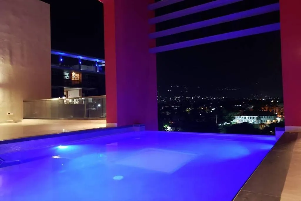 2B/R Parkhurst Paradise With Infinity Edge Rooftop Pool Kingston